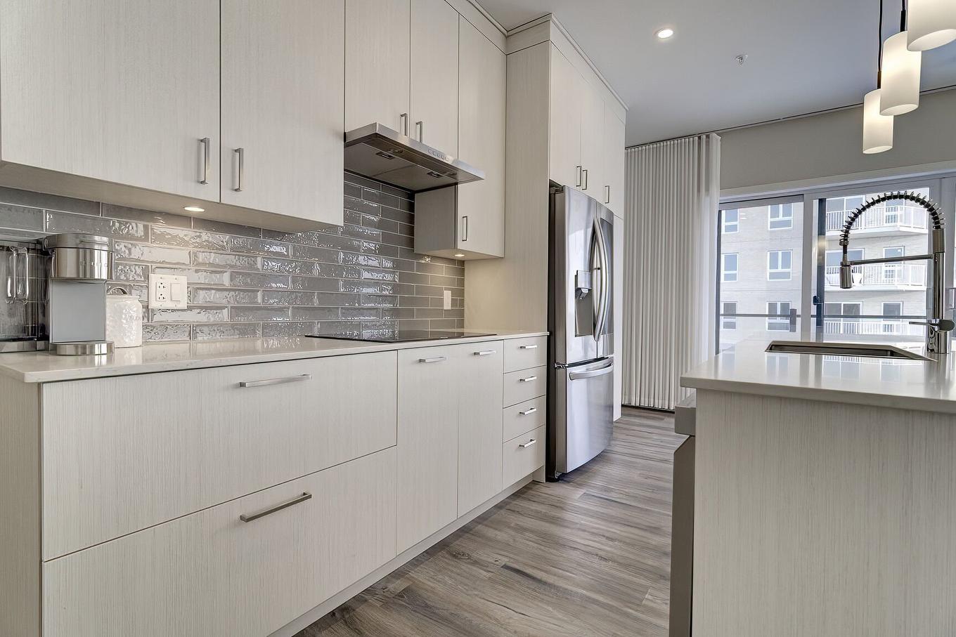 Cuisine - 402-455 Rue Des Marronniers, Candiac, QC - Indoor Photo Showing Kitchen With Upgraded Kitchen