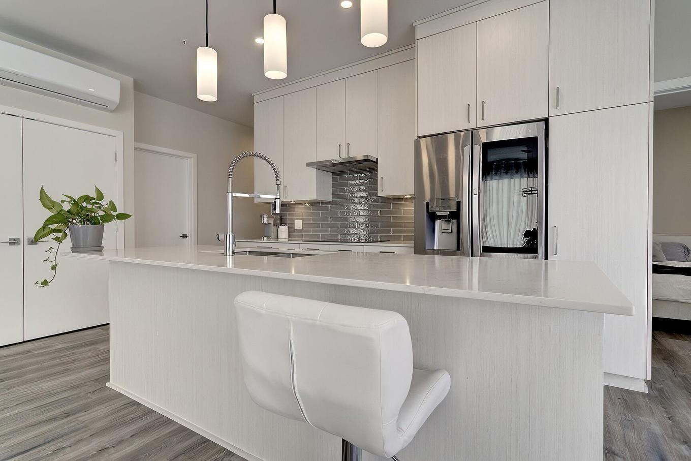 Cuisinette - 402-455 Rue Des Marronniers, Candiac, QC - Indoor Photo Showing Kitchen With Upgraded Kitchen