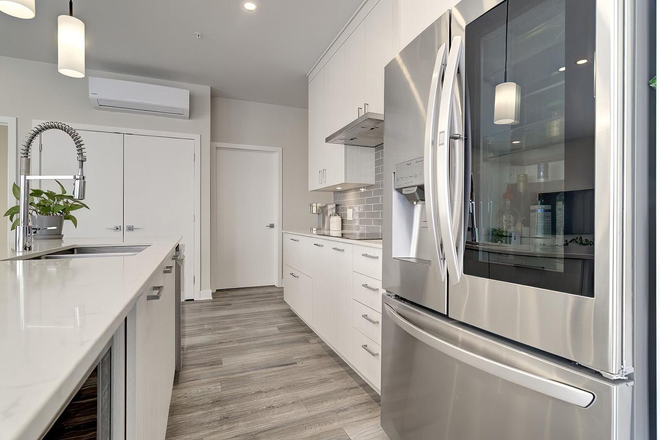 Cuisine - 402-455 Rue Des Marronniers, Candiac, QC - Indoor Photo Showing Kitchen With Upgraded Kitchen