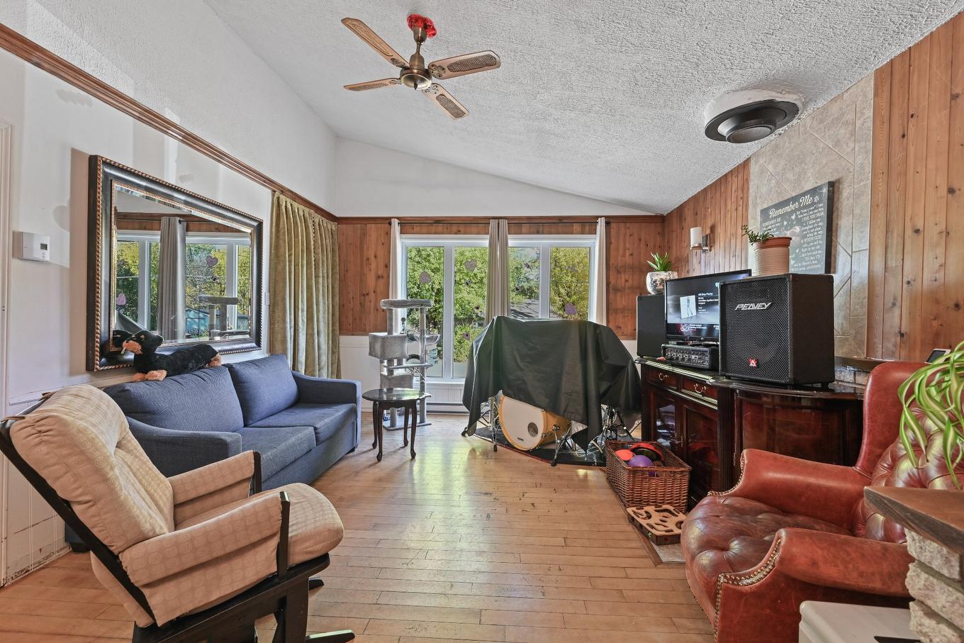 Living room - 335 15E Avenue E., Venise-En-Québec, QC - Indoor Photo Showing Living Room