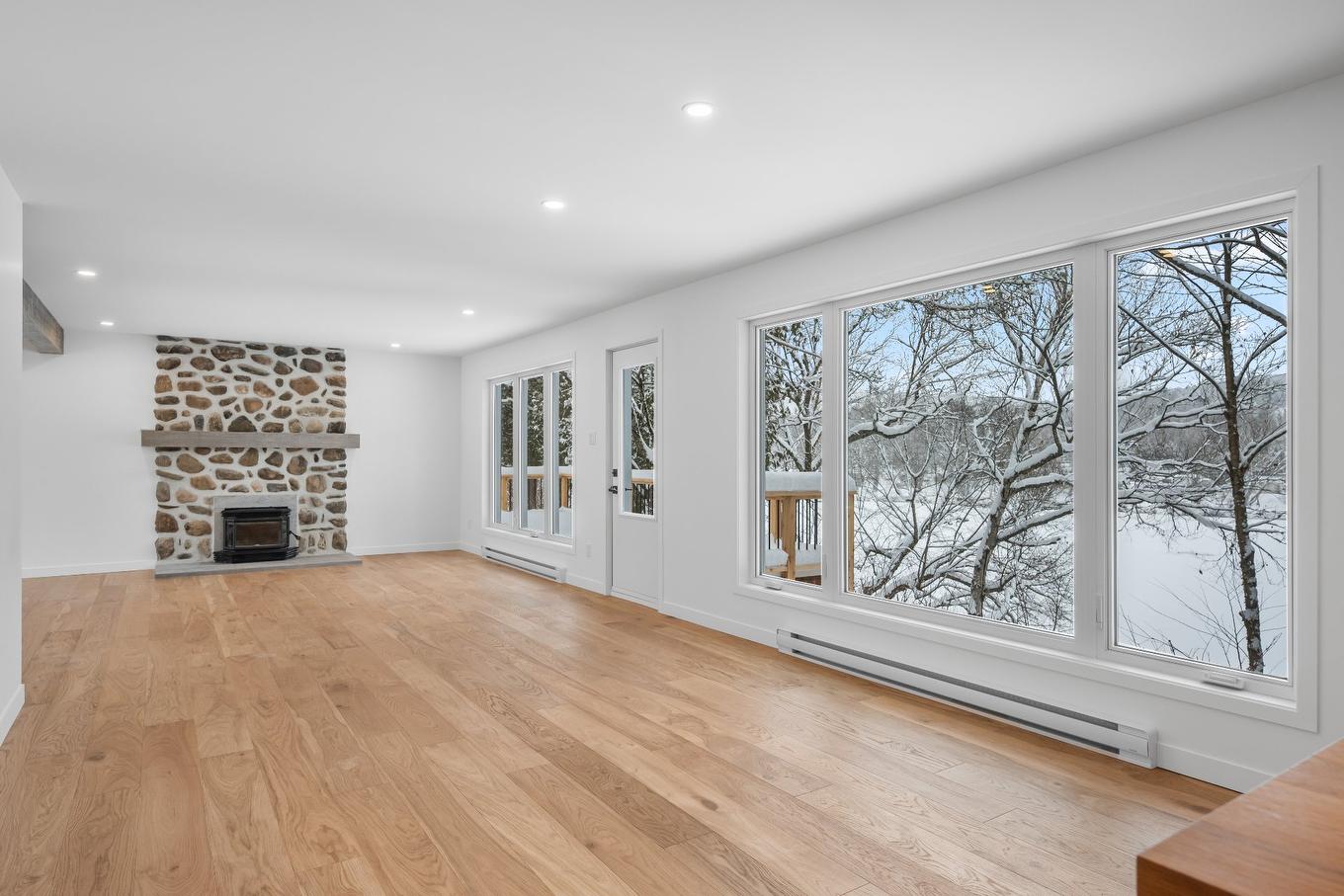 Salle à manger - 160 Rue L'Allier, Labelle, QC - Indoor Photo Showing Living Room With Fireplace