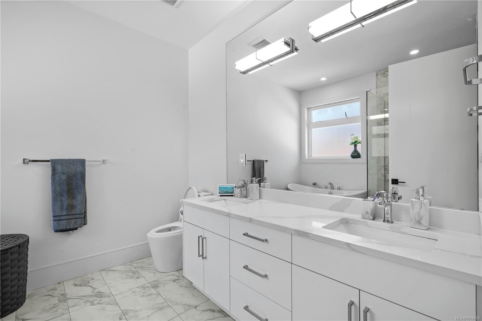 146 Cadillac Ave, Saanich, BC