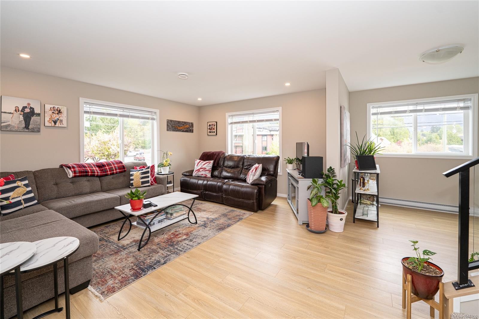 1-50 King George St North, Lake Cowichan, BC - Indoor Photo Showing Living Room