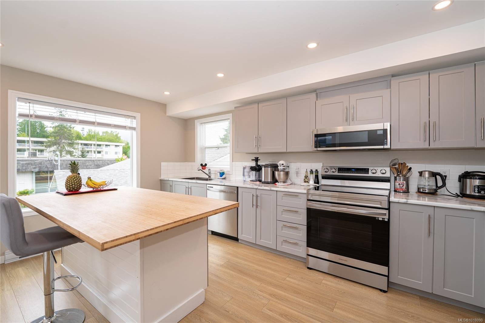 1-50 King George St North, Lake Cowichan, BC - Indoor Photo Showing Kitchen
