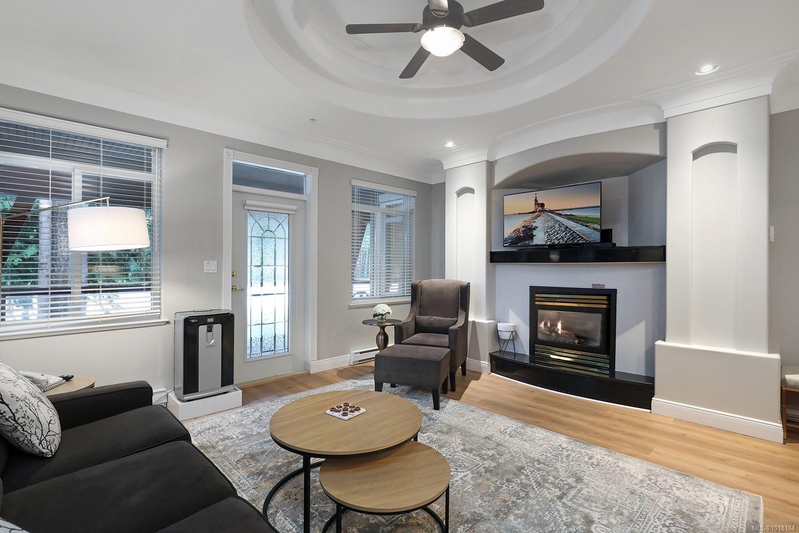 907/908A-366 Clubhouse Dr, Courtenay, BC - Indoor Photo Showing Living Room With Fireplace