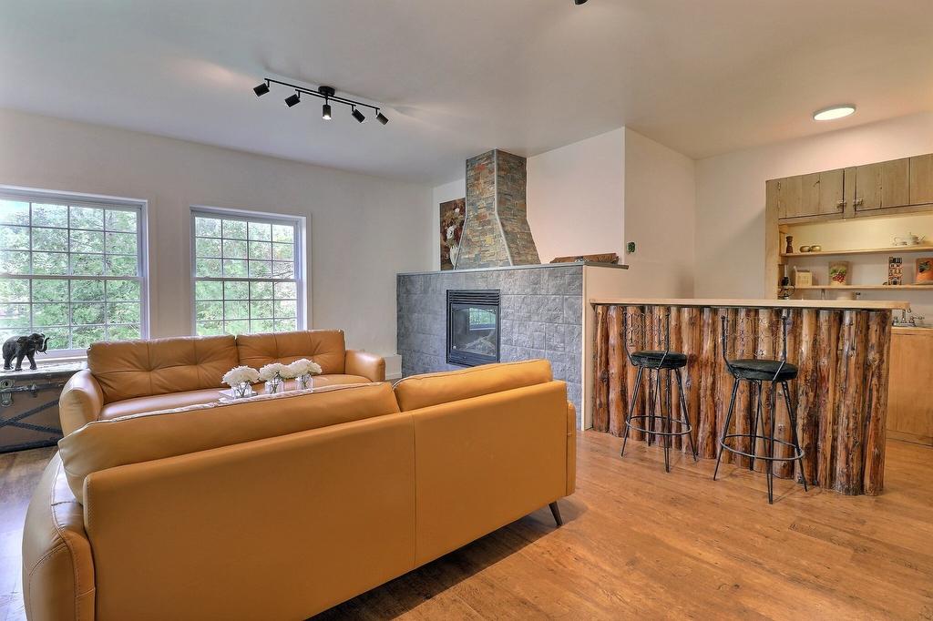 - 23 Ch. Lockhart, Val-Des-Monts, QC