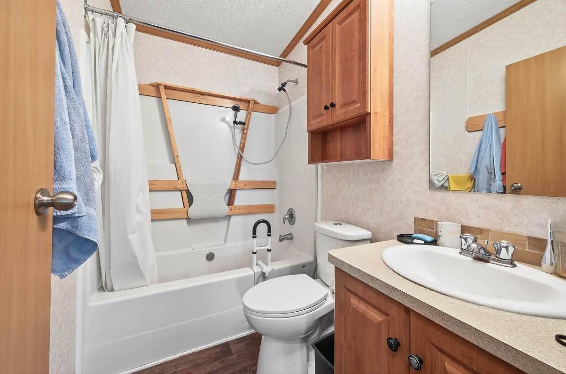 436 Hydro Road, Clearwater, BC - Indoor Photo Showing Bathroom