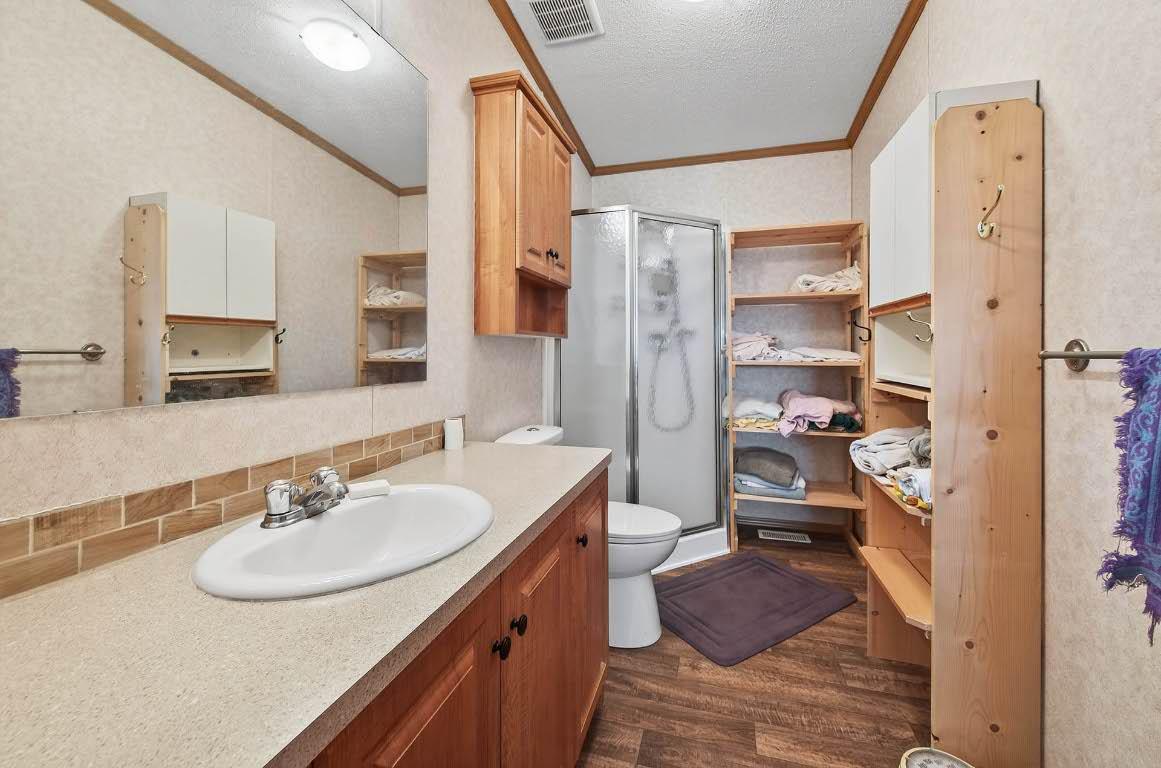 436 Hydro Road, Clearwater, BC - Indoor Photo Showing Bathroom