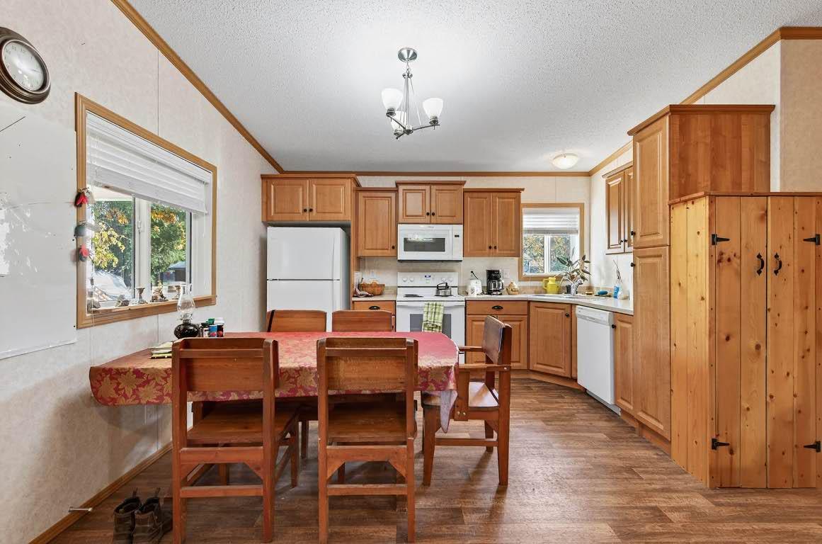436 Hydro Road, Clearwater, BC - Indoor Photo Showing Kitchen