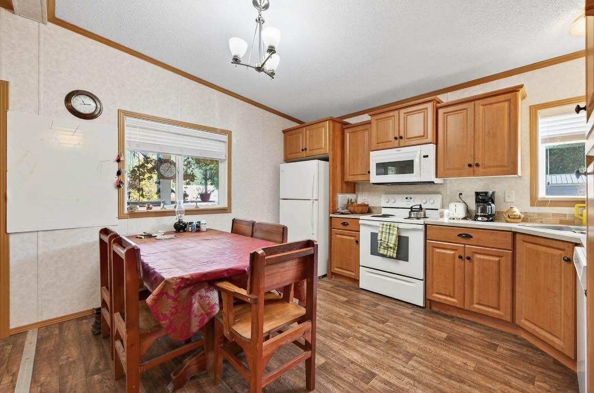 436 Hydro Road, Clearwater, BC - Indoor Photo Showing Kitchen
