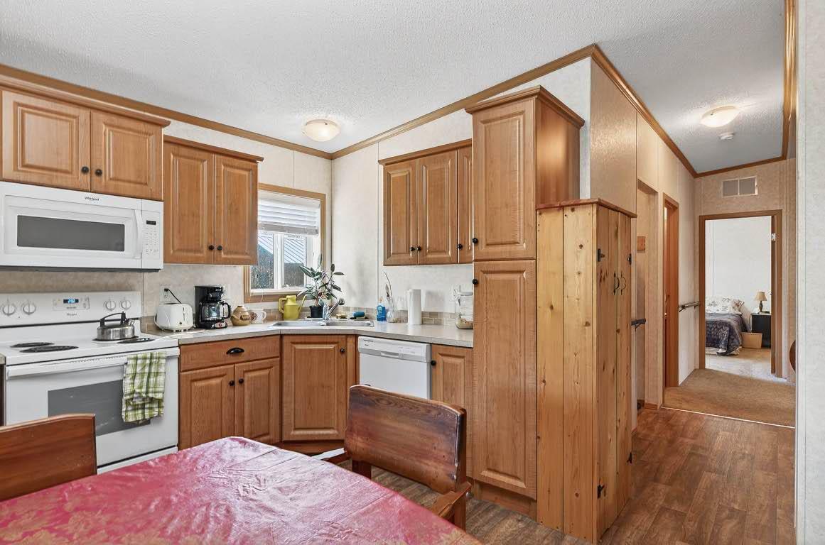 436 Hydro Road, Clearwater, BC - Indoor Photo Showing Kitchen