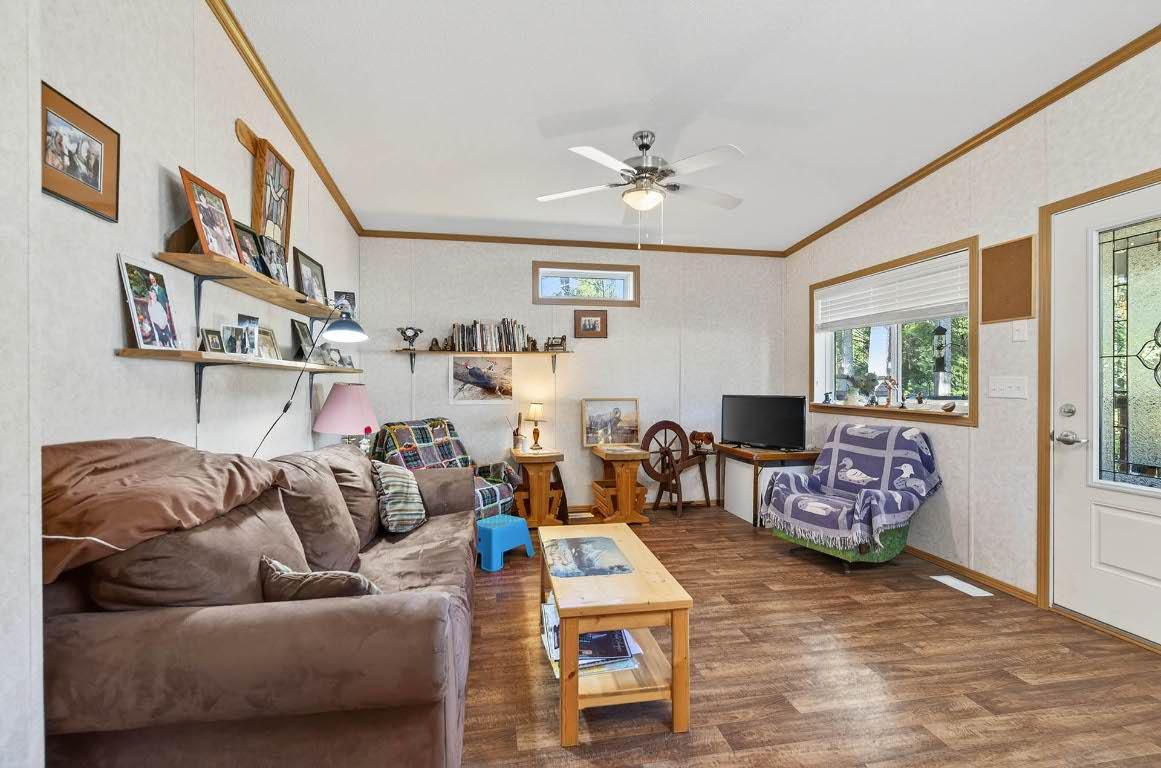 436 Hydro Road, Clearwater, BC - Indoor Photo Showing Living Room