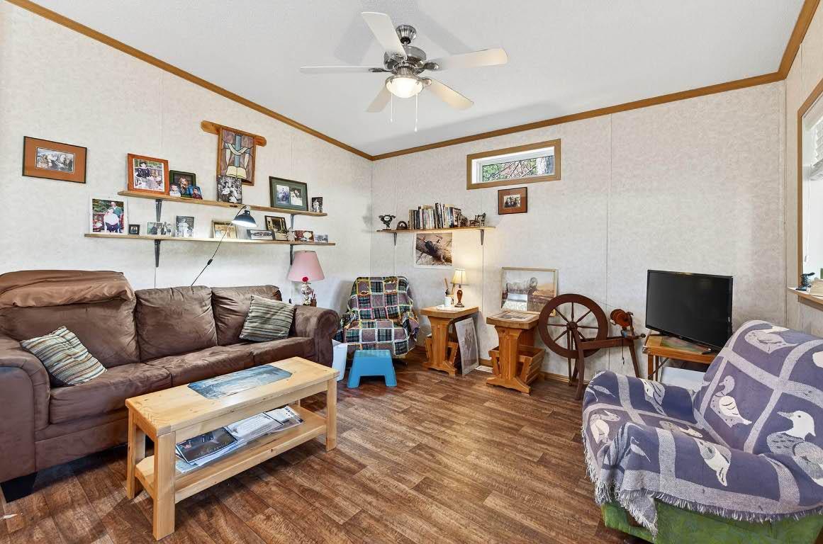 436 Hydro Road, Clearwater, BC - Indoor Photo Showing Living Room