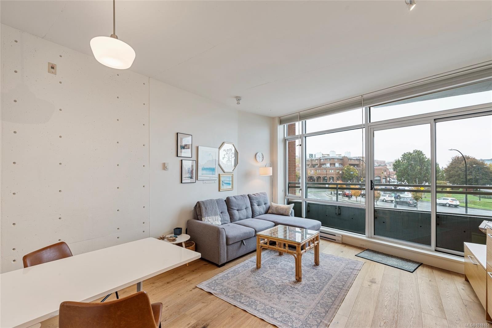 211-456 Pandora Ave, Victoria, BC - Indoor Photo Showing Living Room
