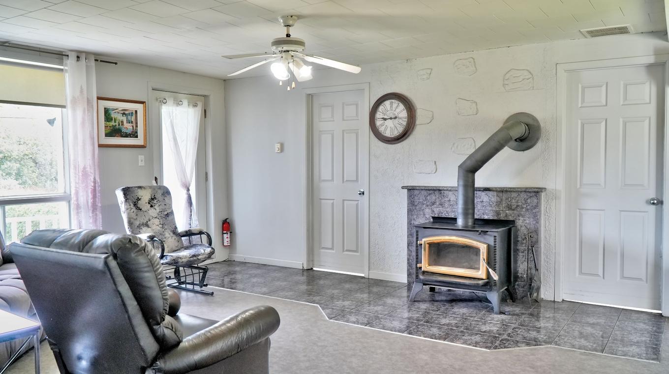 Salon - 183 1Er Rang De Shenley N., Saint-Martin, QC - Indoor With Fireplace