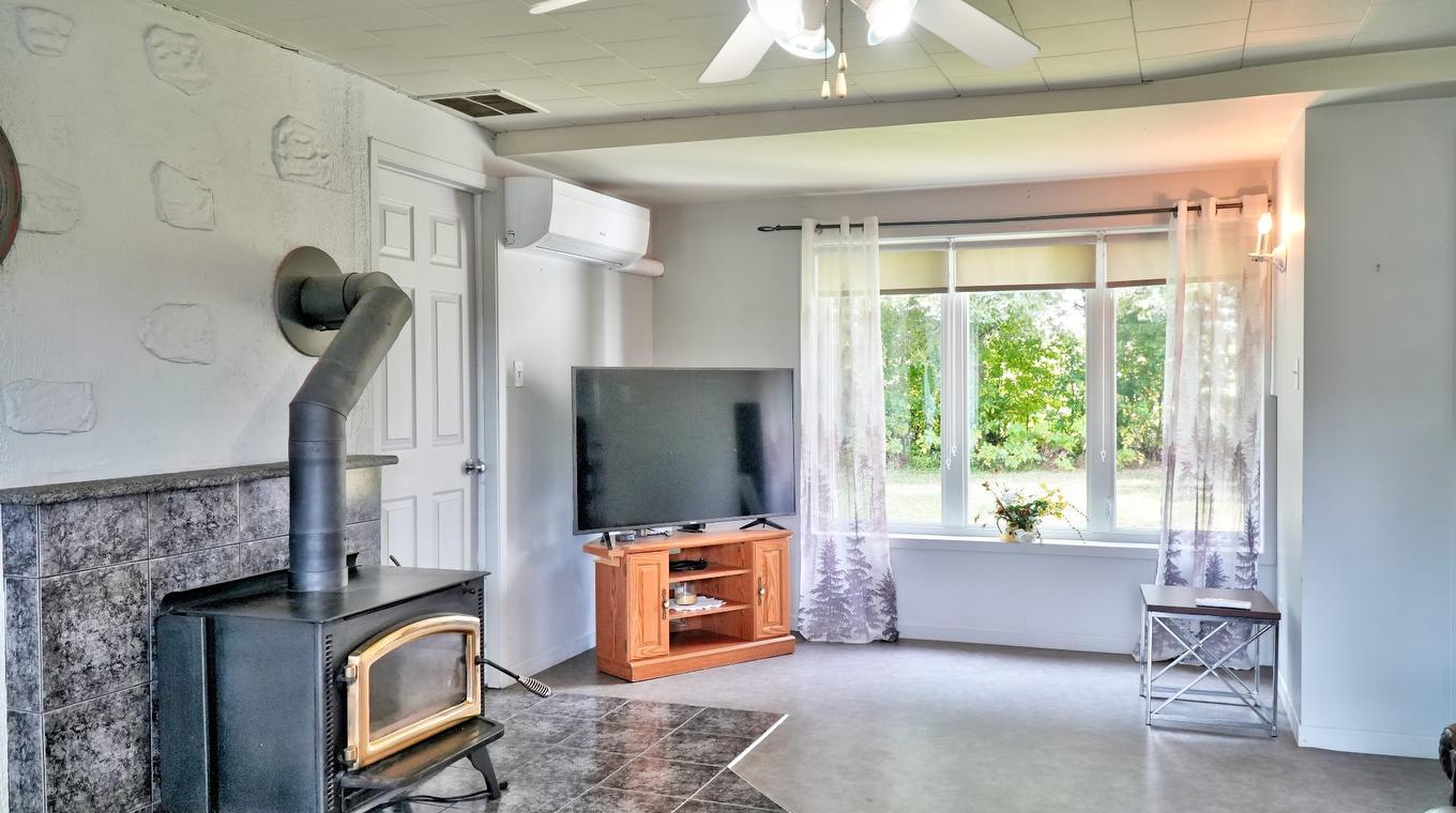 Salon - 183 1Er Rang De Shenley N., Saint-Martin, QC - Indoor With Fireplace