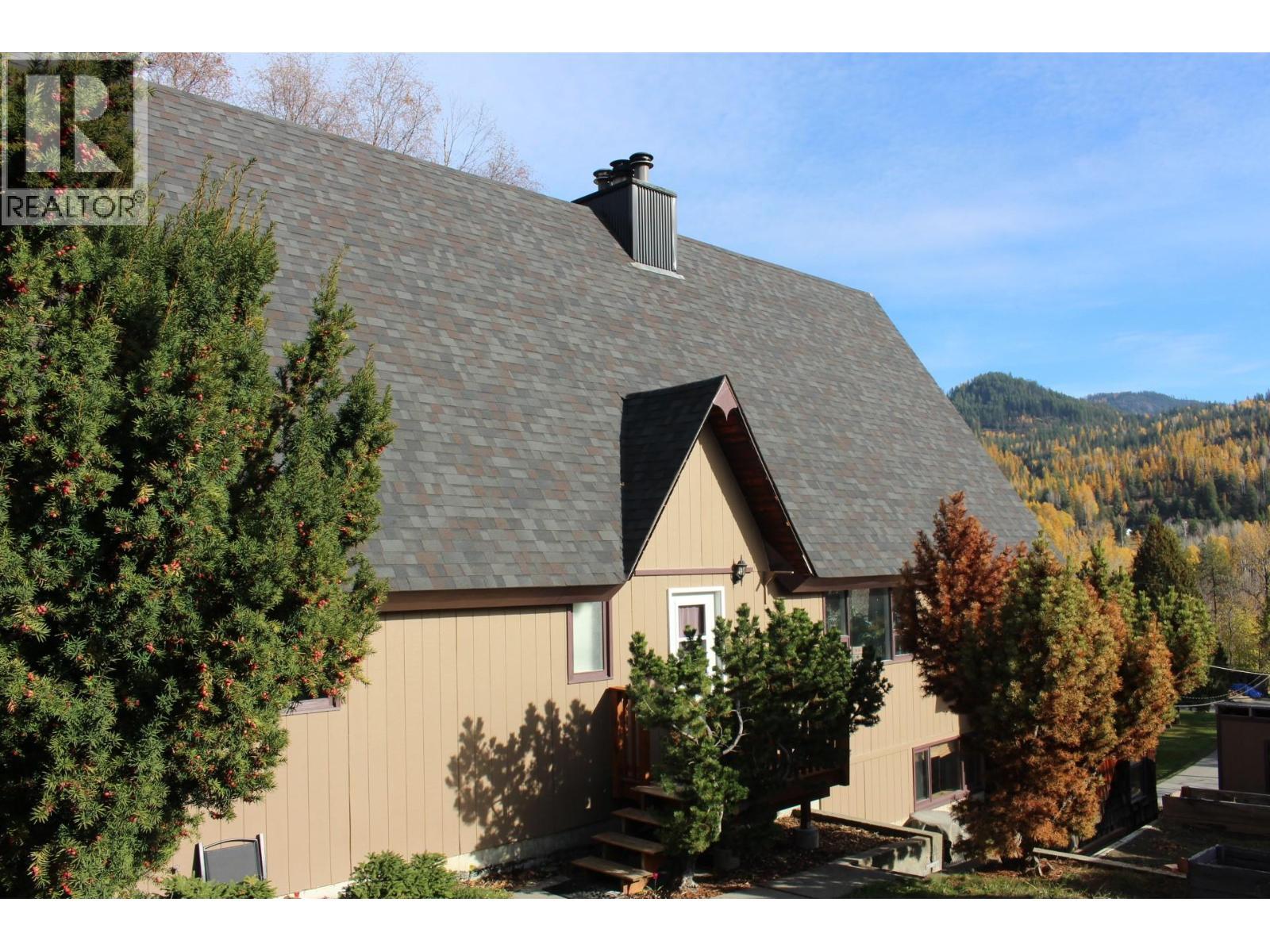 1230 Fox Road, Montrose, BC - Outdoor