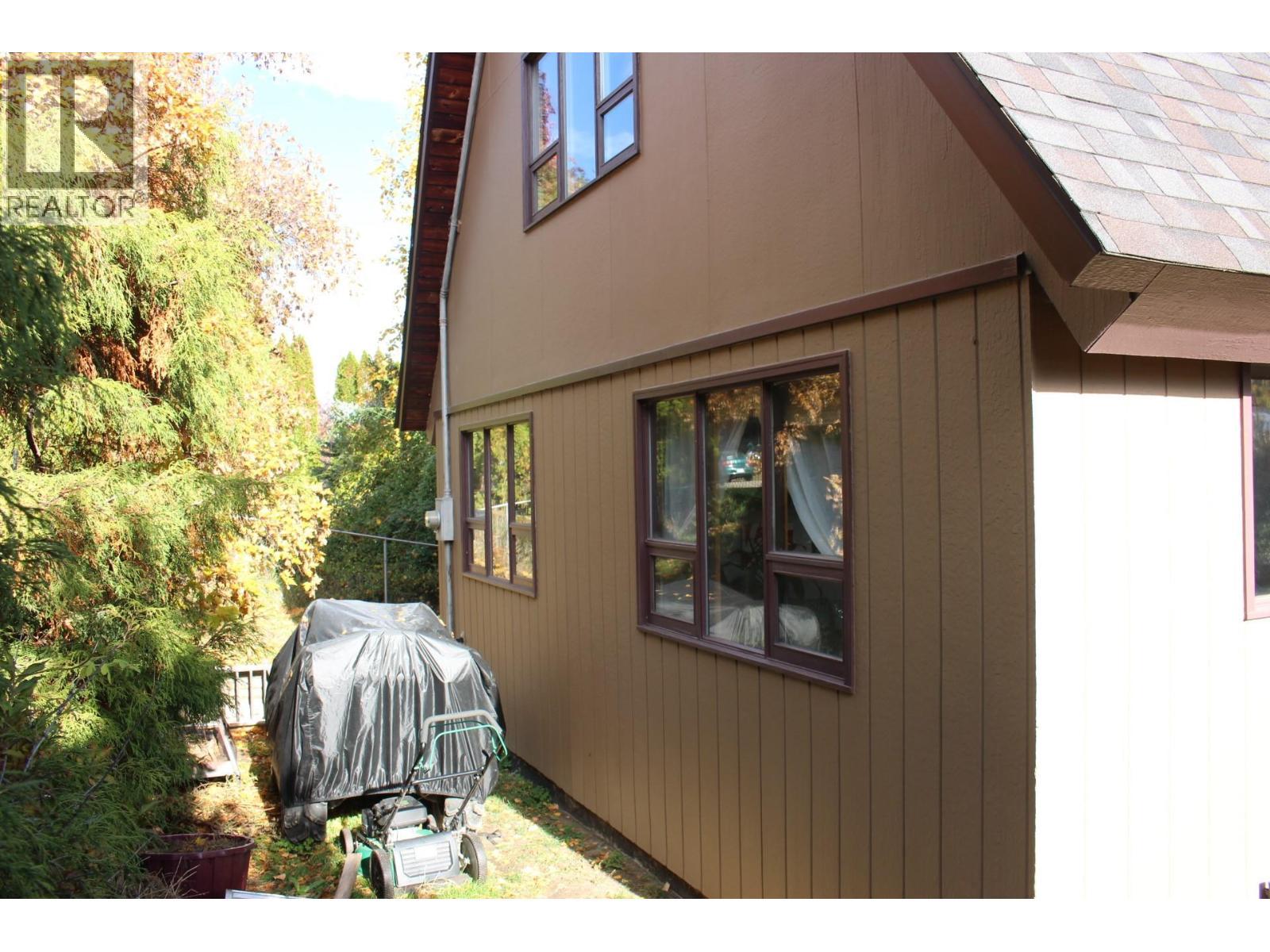 1230 Fox Road, Montrose, BC - Outdoor With Exterior