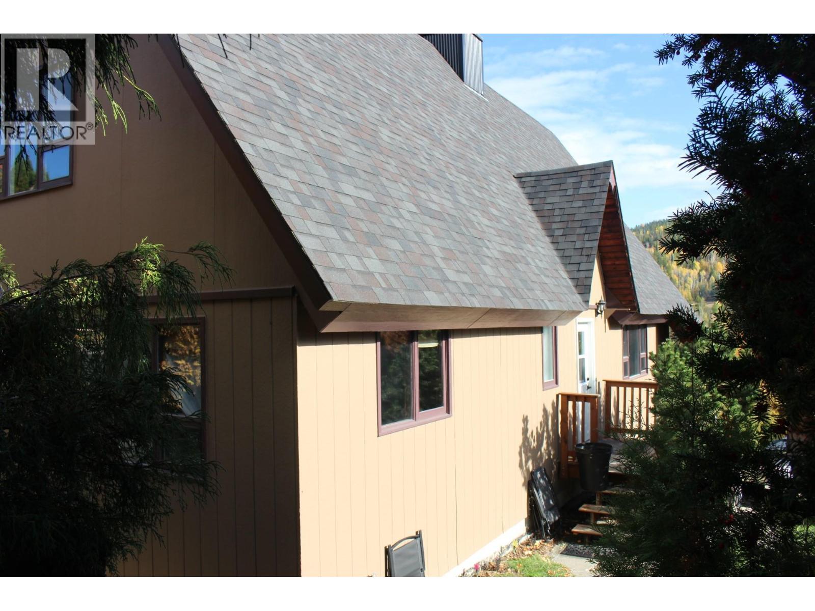 1230 Fox Road, Montrose, BC - Outdoor