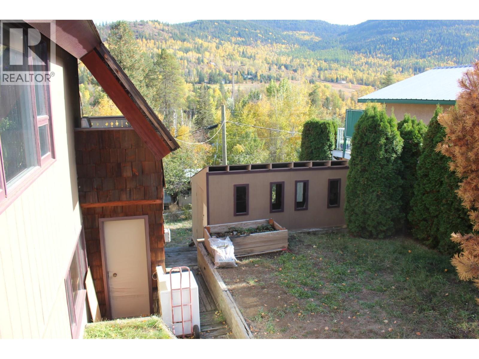 1230 Fox Road, Montrose, BC - Outdoor