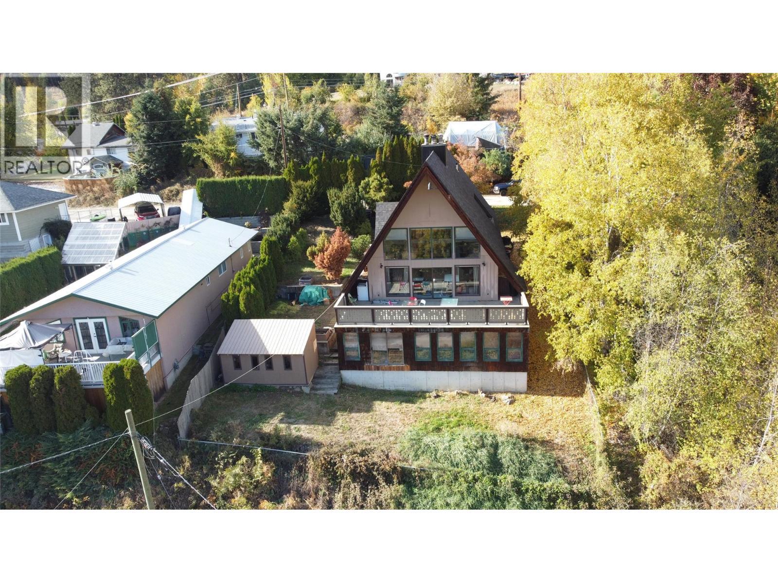 1230 Fox Road, Montrose, BC - Outdoor