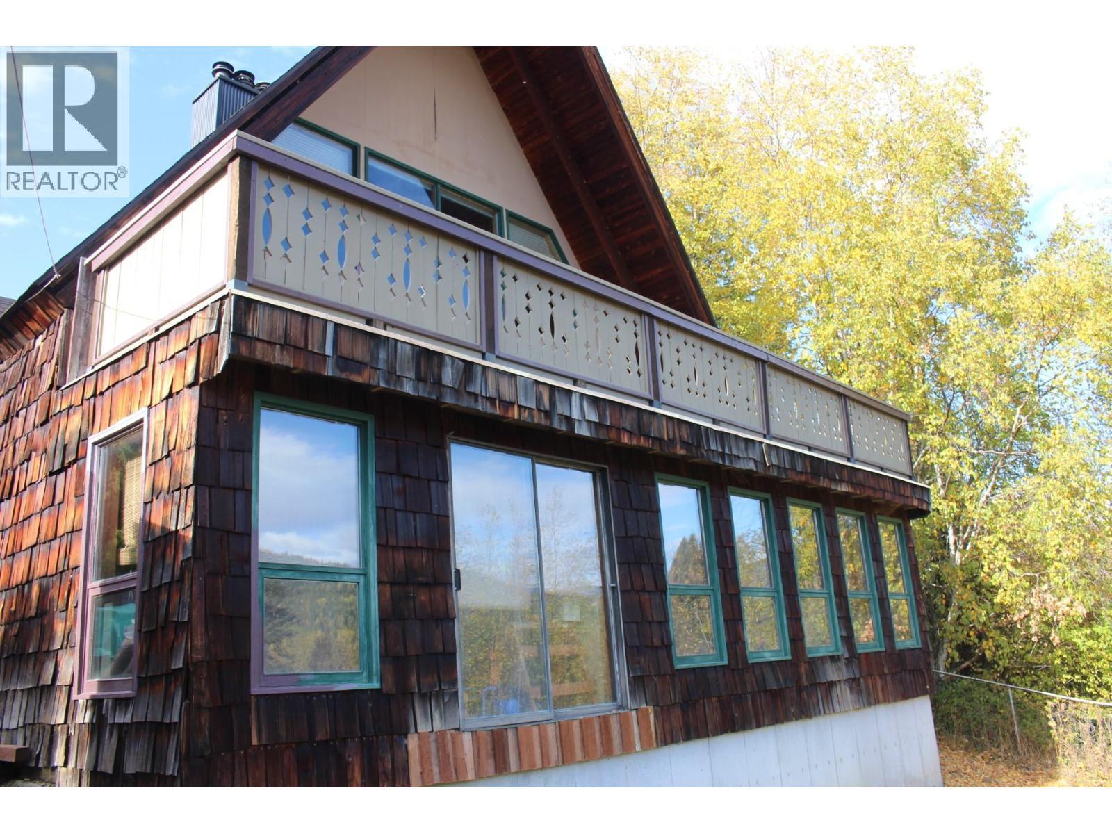 1230 Fox Road, Montrose, BC - Outdoor