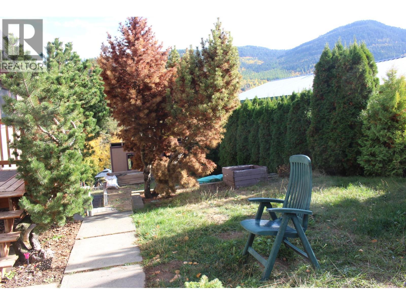 1230 Fox Road, Montrose, BC - Outdoor