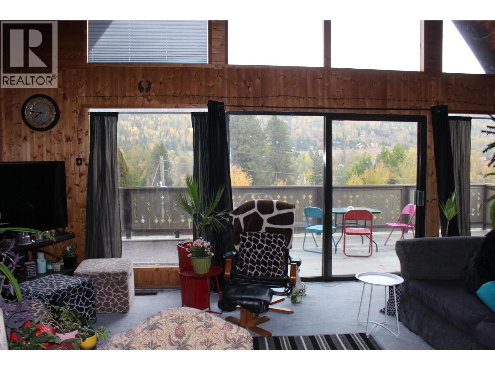 1230 Fox Road, Montrose, BC - Indoor Photo Showing Living Room