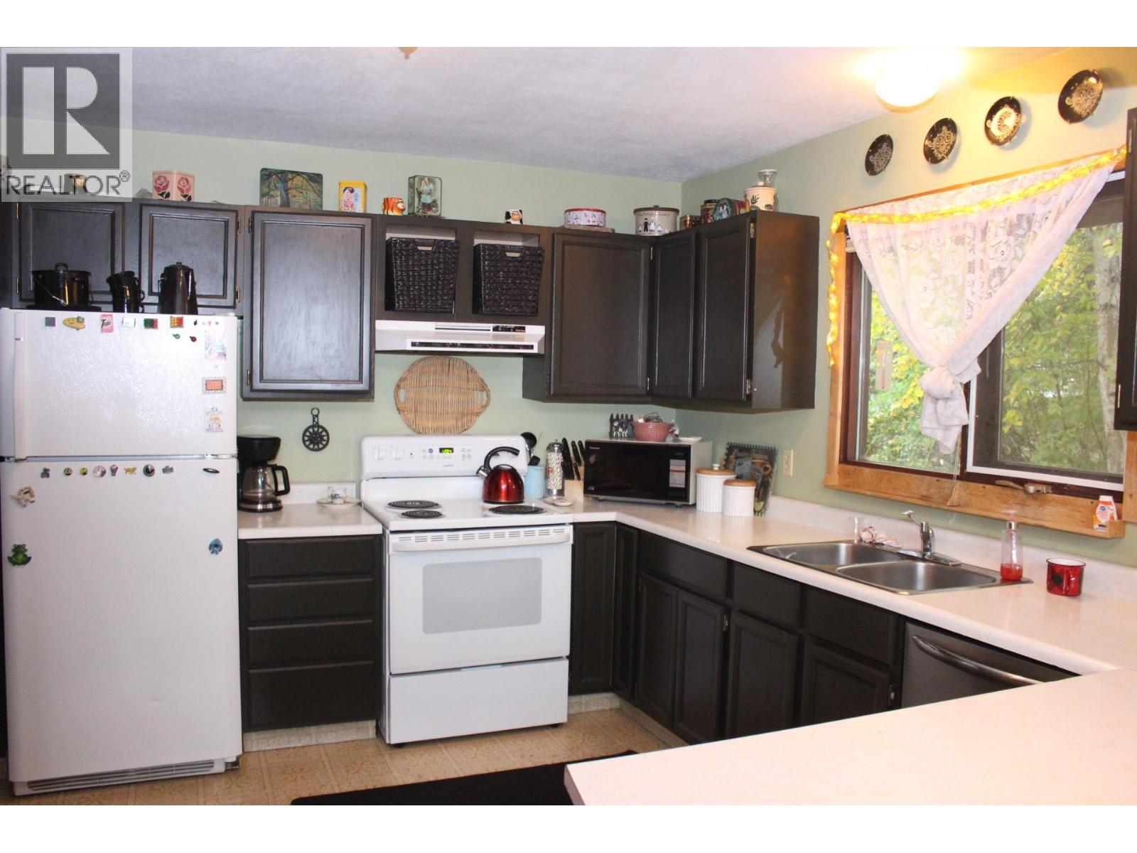 1230 Fox Road, Montrose, BC - Indoor Photo Showing Kitchen With Double Sink