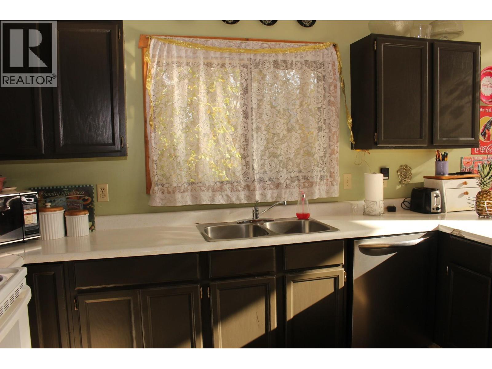 1230 Fox Road, Montrose, BC - Indoor Photo Showing Kitchen With Double Sink