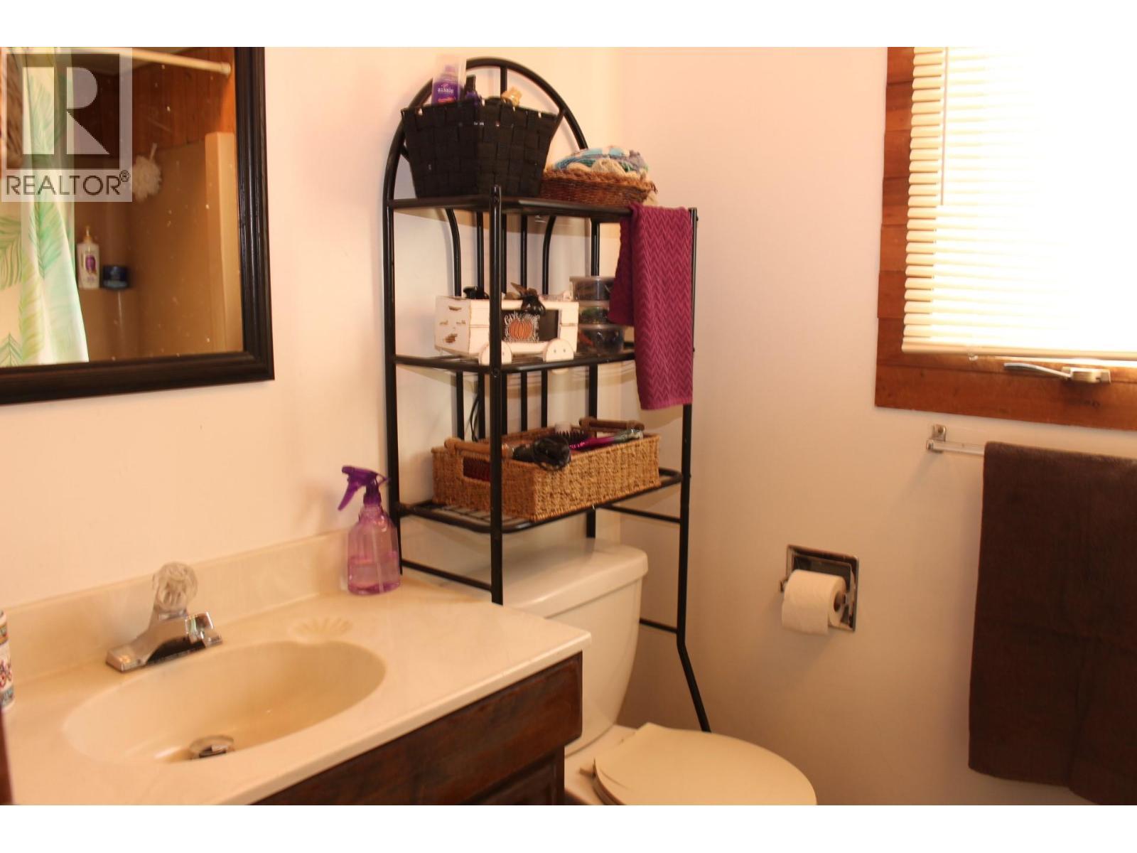 1230 Fox Road, Montrose, BC - Indoor Photo Showing Bathroom