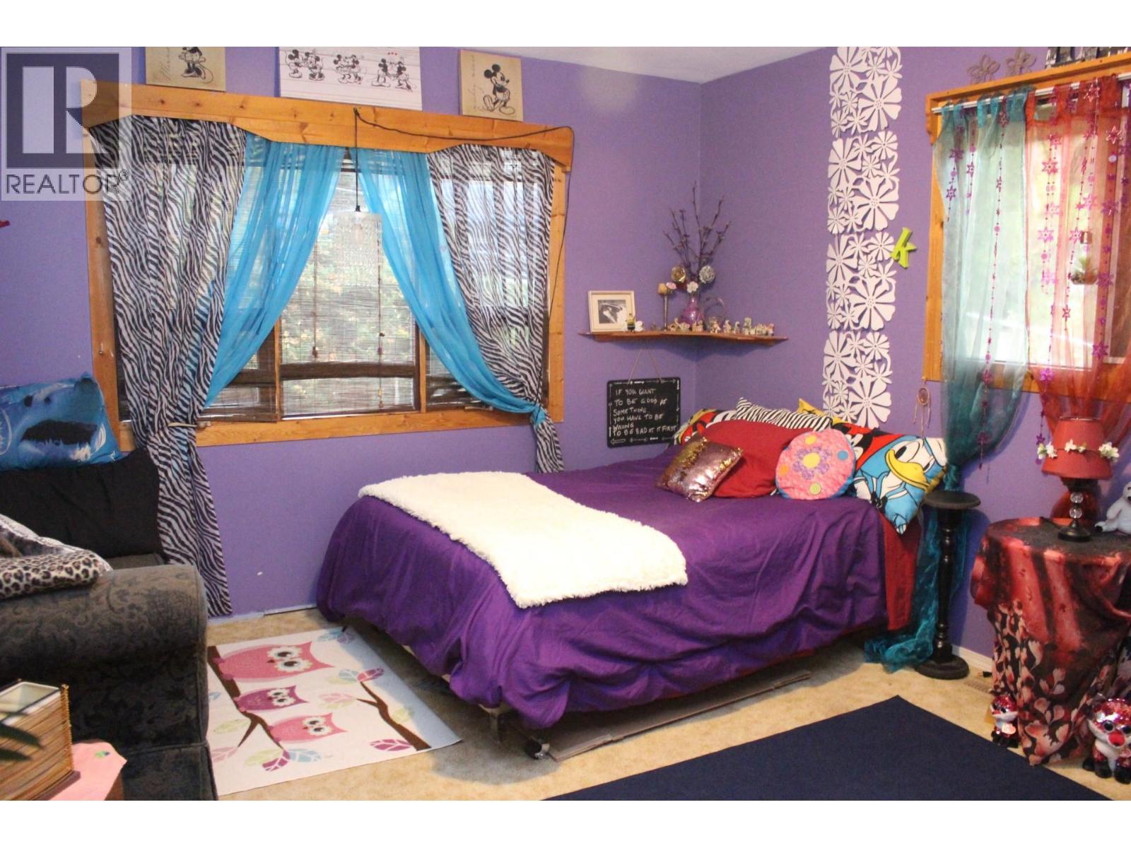 1230 Fox Road, Montrose, BC - Indoor Photo Showing Bedroom