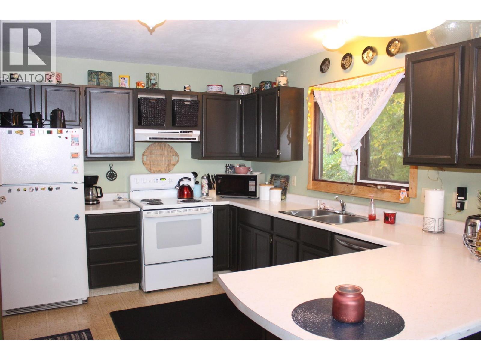 1230 Fox Road, Montrose, BC - Indoor Photo Showing Kitchen With Double Sink