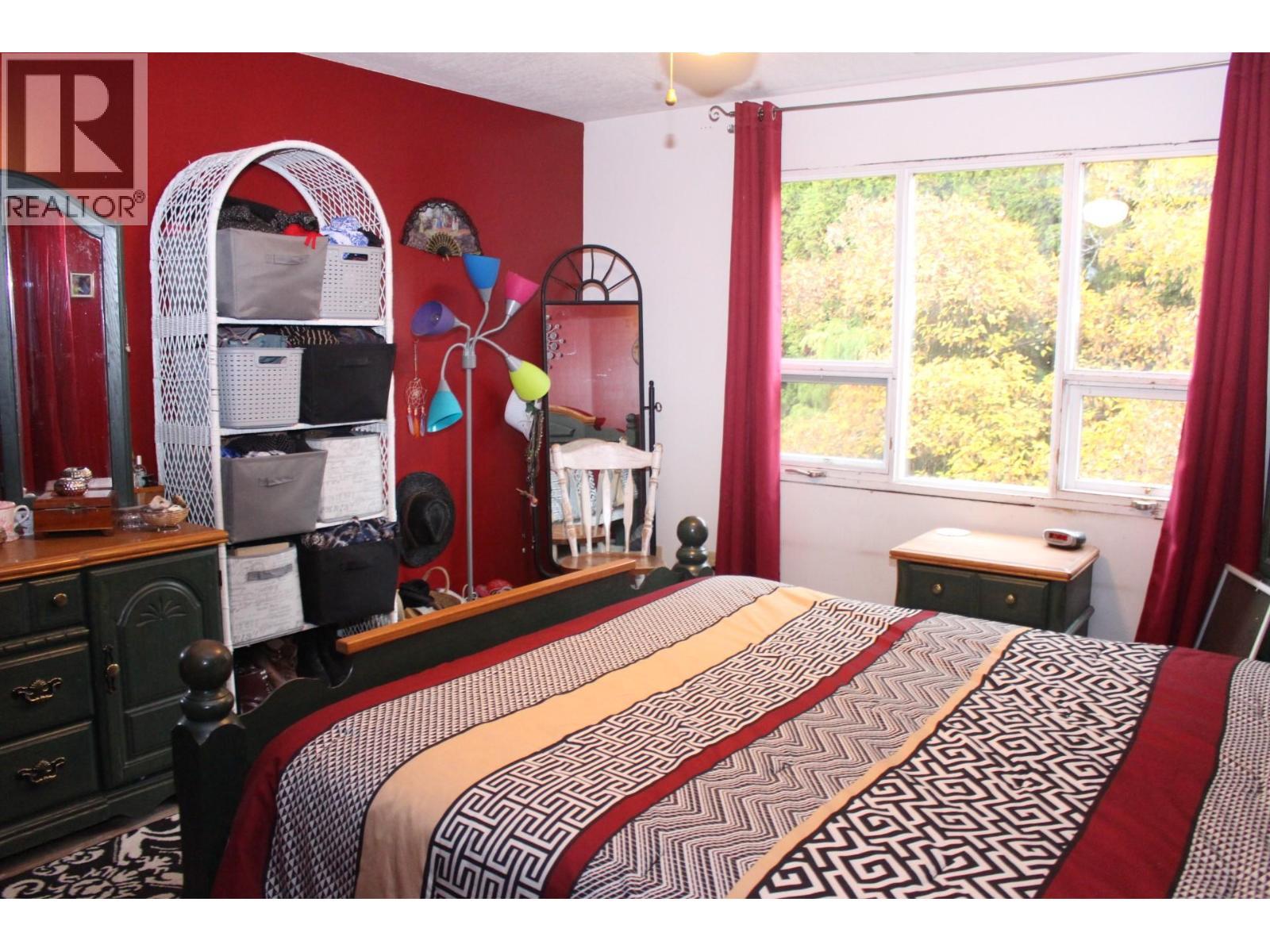 1230 Fox Road, Montrose, BC - Indoor Photo Showing Bedroom