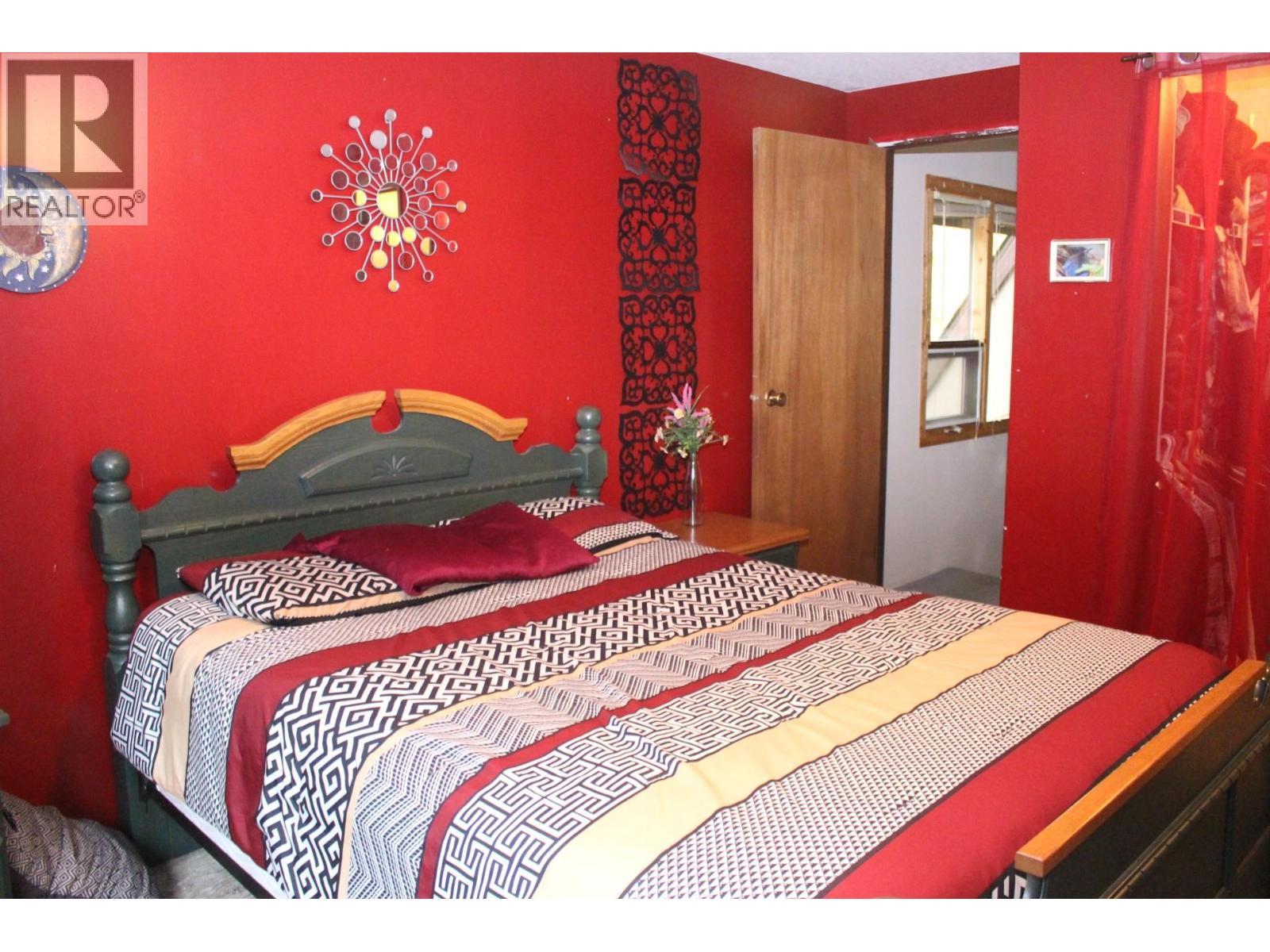 1230 Fox Road, Montrose, BC - Indoor Photo Showing Bedroom