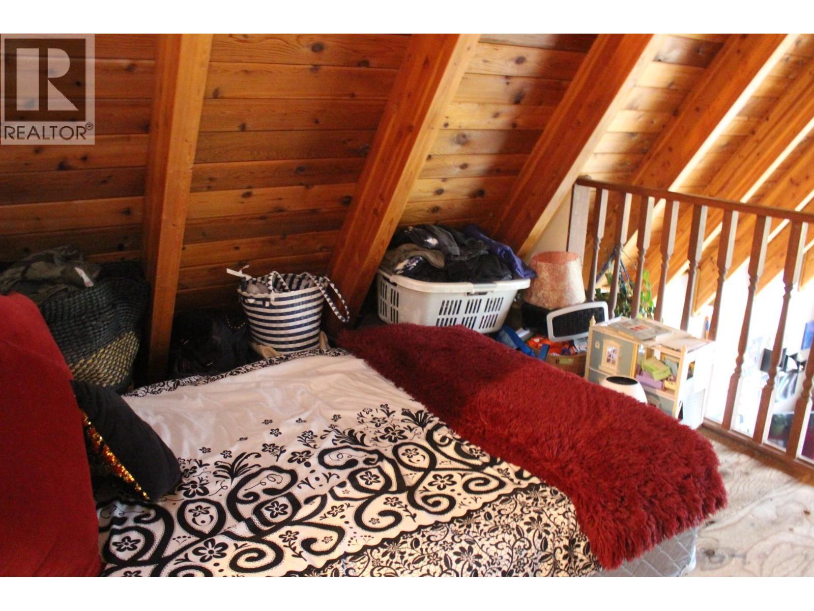 1230 Fox Road, Montrose, BC - Indoor Photo Showing Other Room