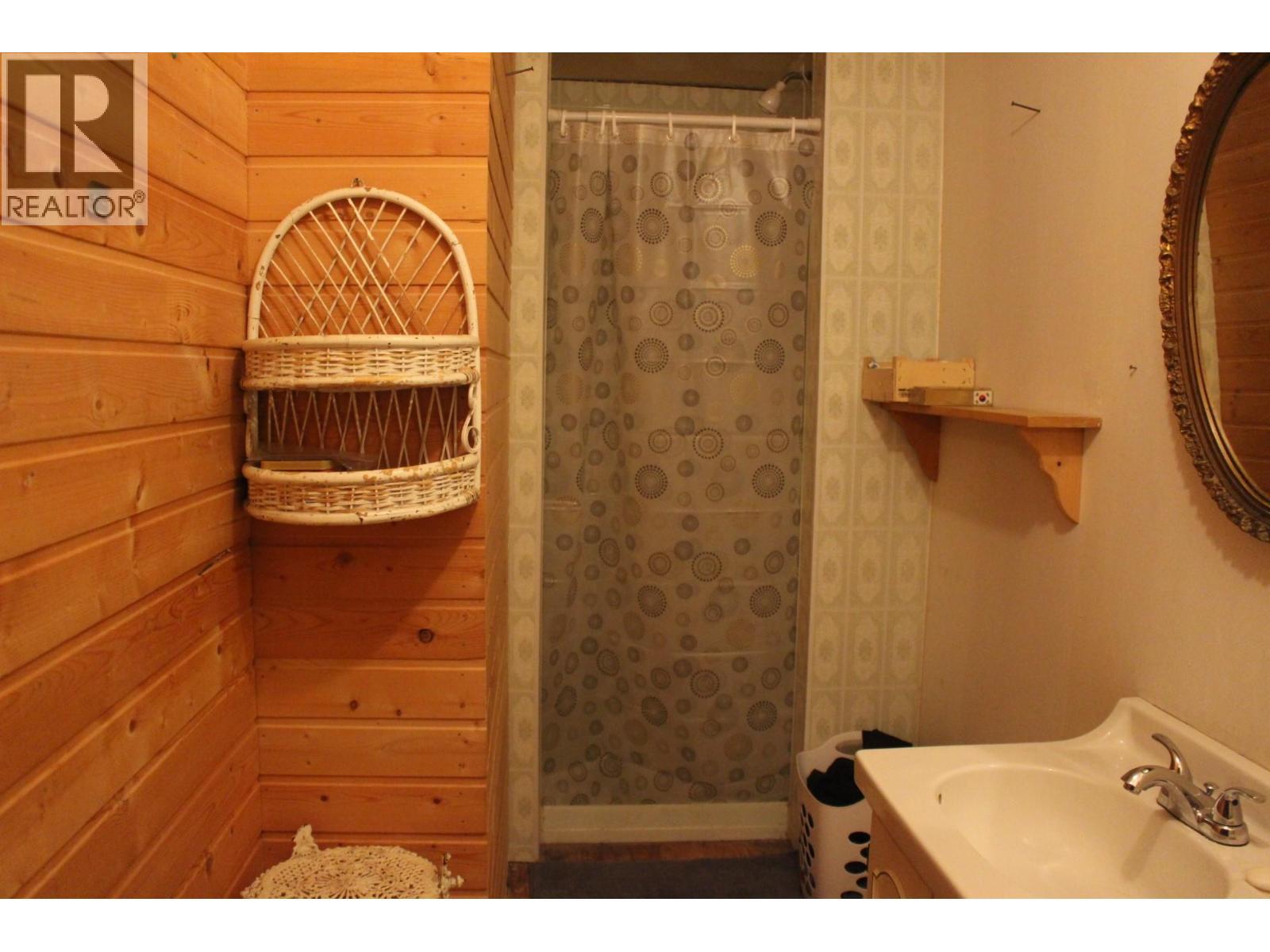 1230 Fox Road, Montrose, BC - Indoor Photo Showing Bathroom