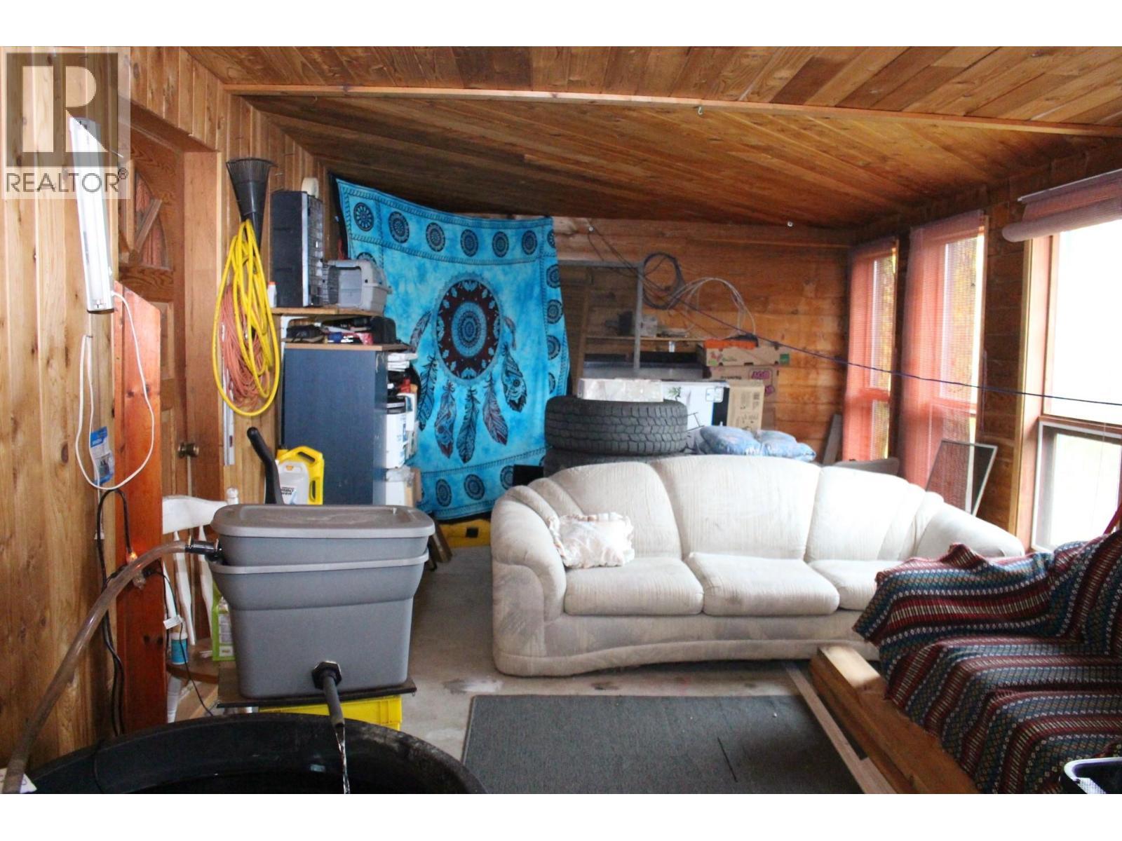 1230 Fox Road, Montrose, BC - Indoor Photo Showing Basement