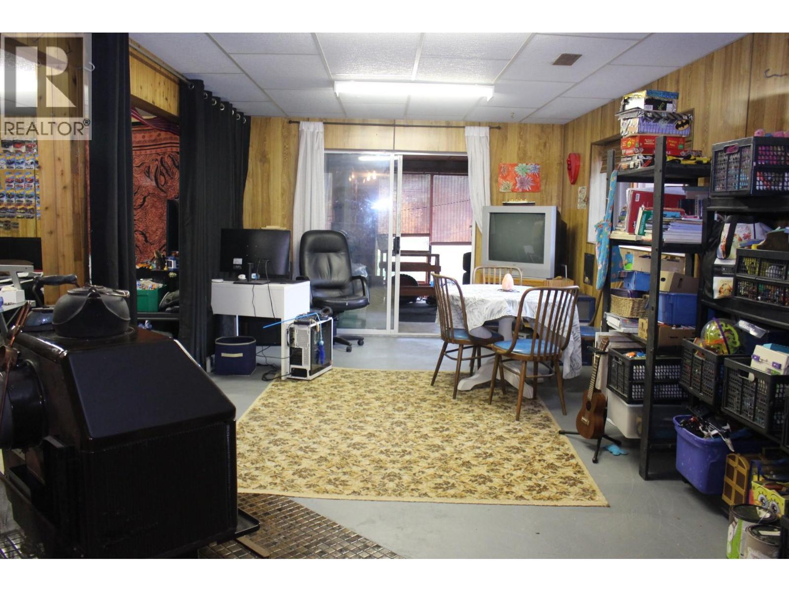 1230 Fox Road, Montrose, BC - Indoor