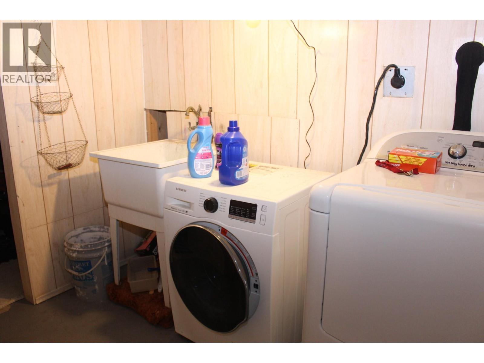 1230 Fox Road, Montrose, BC - Indoor Photo Showing Laundry Room