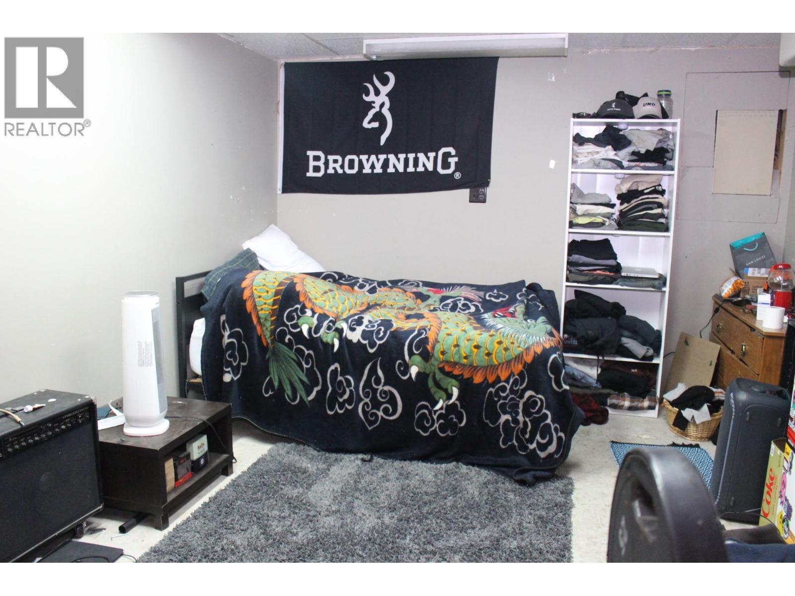 1230 Fox Road, Montrose, BC - Indoor Photo Showing Bedroom