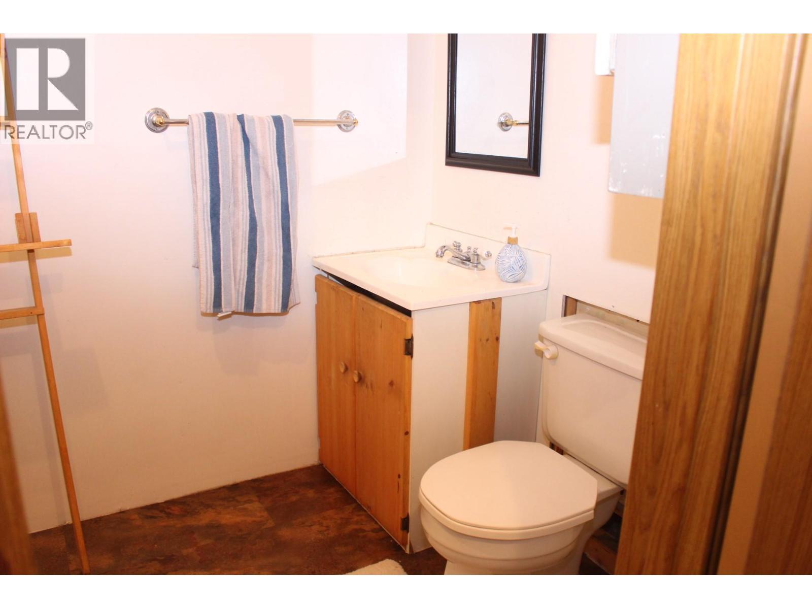 1230 Fox Road, Montrose, BC - Indoor Photo Showing Bathroom