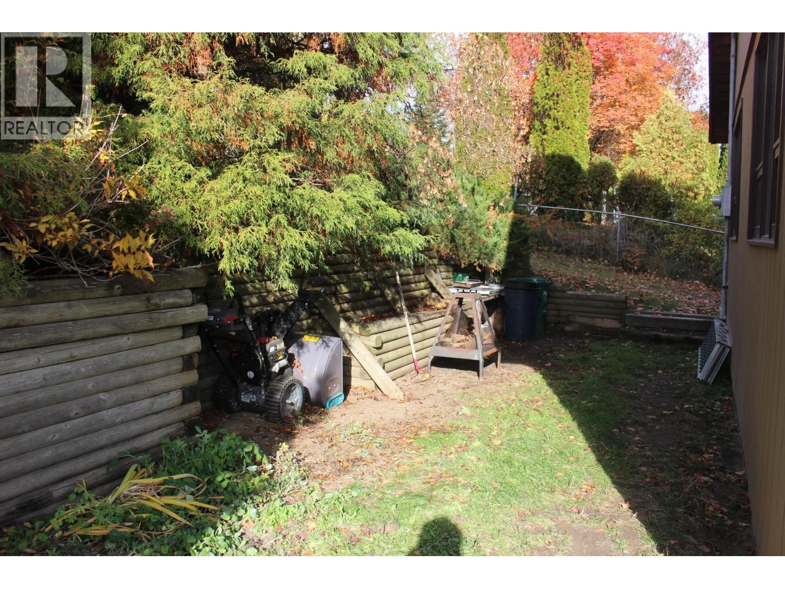 1230 Fox Road, Montrose, BC - Outdoor