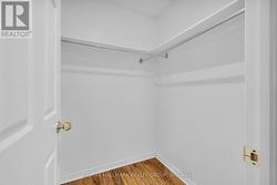 Walk-in Closet -