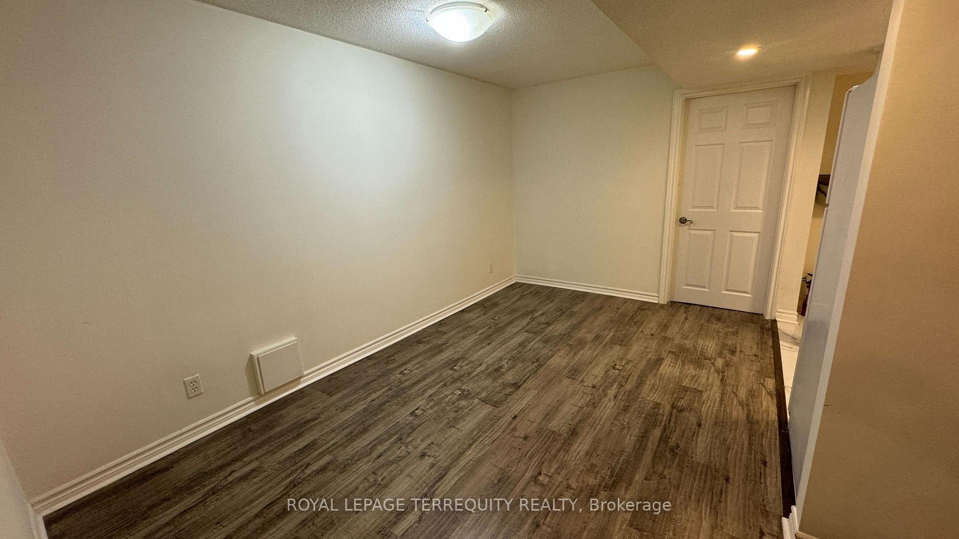 Bsmt-5464 Tenth Line W, Mississauga, ON