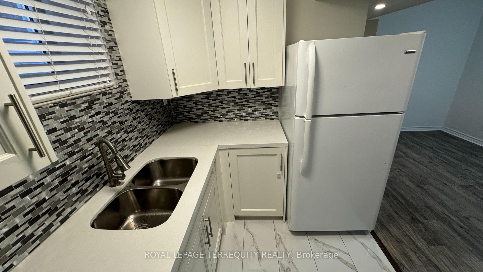 Bsmt-5464 Tenth Line W, Mississauga, ON