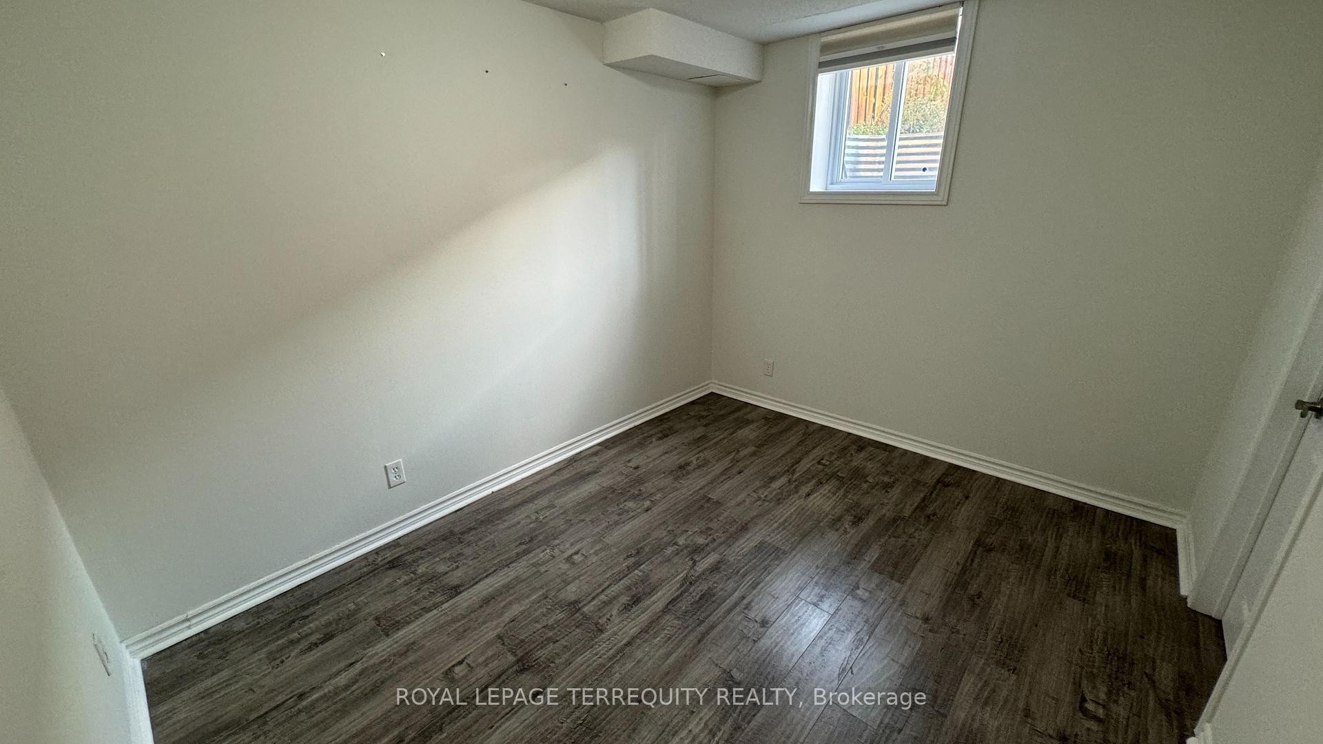 Bsmt-5464 Tenth Line W, Mississauga, ON