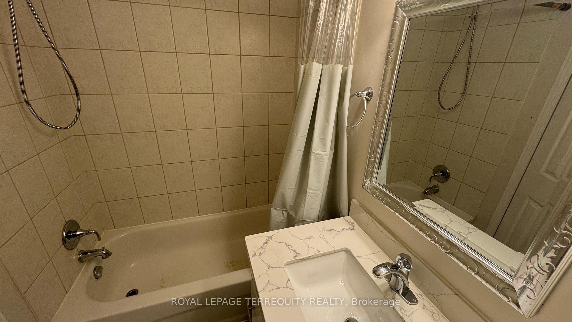 Bsmt-5464 Tenth Line W, Mississauga, ON