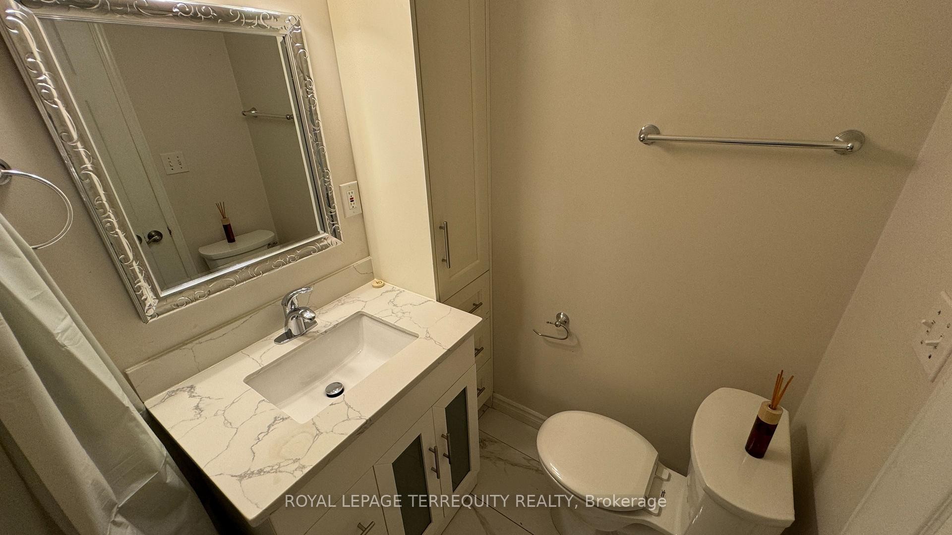 Bsmt-5464 Tenth Line W, Mississauga, ON