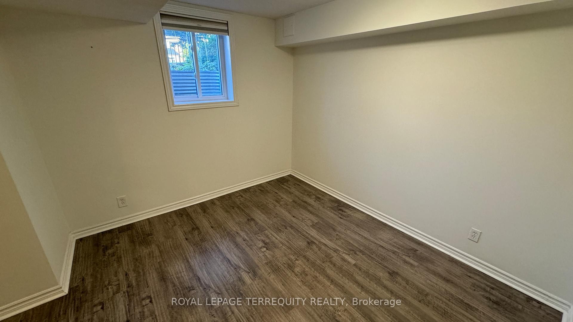 Bsmt-5464 Tenth Line W, Mississauga, ON